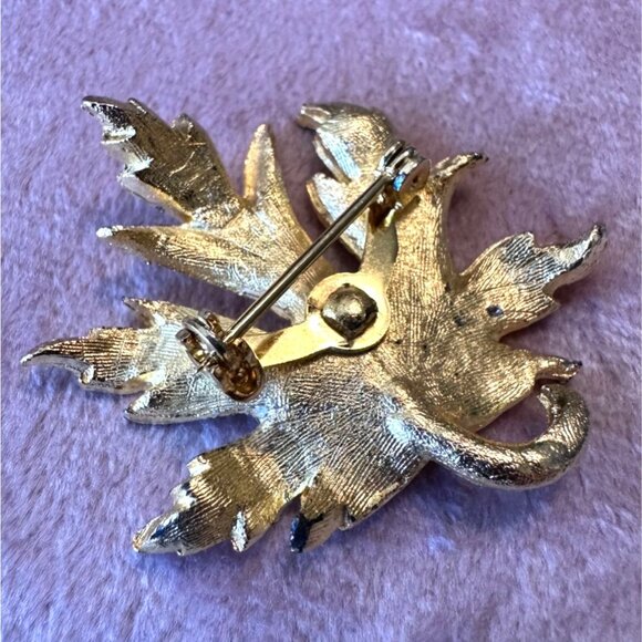 Vintage Mid-Century Gold-Tone Maple Leaf Brooch Pin Textured Detailing Unsigned - Picture 3 of 10